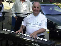 Accordeonist Rene Trok op toetsen of accordeon - Kermis Tilburg