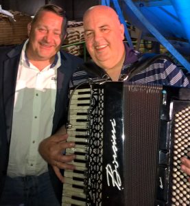 Accordeonist samen met Amsterdasme Volkszanger Rene van Beeten.