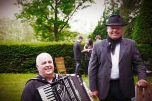 Accordeonist René samen met zanger Barry van Vliet